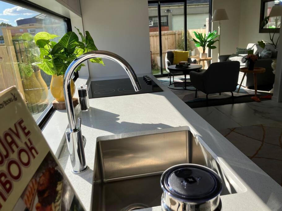 2-Bedroom Ensuite, Close To City, Comfortable, Accessible With Own Parking Christchurch Zewnętrze zdjęcie